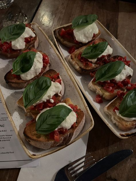 #bruschetta #aesthetic #food #foodphotography Italian Dinner Restaurant, High Class Food, Bruschetta Aesthetic, Italian Aesthetic Food, Essen Aesthetic, Bruschetta Ideas, Italian Restaurant Aesthetic, Restaurant Aesthetic Food, Culinary Aesthetic