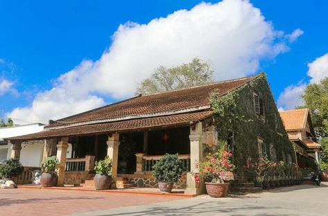 Mix of Vietnamese and French architecture; 1894 Governor's house, Tay Ninh Vietnamese House, Vietnam Modern House, Houses In Vietnam, French Colonial Architecture Vietnam, The Coffee House Vietnam, French Architecture, Old Glory, Good House, Modern Traditional