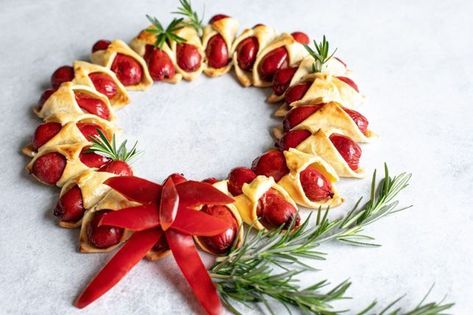 Mini hot dog Christmas wreath Cocktail Franks, Christmas Dinner Starters, Hot Dog Appetizers, Easy Christmas Recipes, Caroling Party, Dog Christmas Wreath, Party Canapes, Wreath Recipe, Party Food Menu