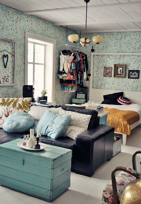 Shabby Chic Small Studio Apartment | Small apartment.. Shabby chic like.. Adorable! Tiny Bedrooms, Space Outfit, Deco Studio, Small Studio Apartment, Studio Apt, Small Studio Apartments, Decor Studio, Studio Living, Apartment Layout