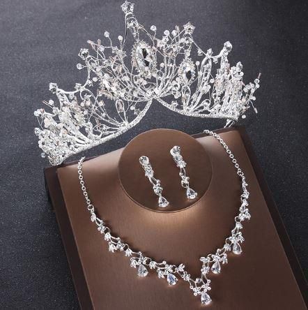 A jewelry set that combines classic and modern styles, now available on Amazon. Crystal Bridal Jewelry Sets, Bride Jewelry Set, Crystal Bridal Tiaras, Beautiful Tiaras, Heart Crystal, Choker Necklace Set, Wedding Bridal Jewellery, Wedding Tiara, Wedding Crown