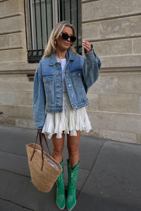 Style a white mini dress and denim jacket with green cowboy boots! Western Summer Outfits, Dinner Outfit Casual, Stile Hijab, Estilo Indie, Mode Zara, Looks Country, Skandinavian Fashion, Rodeo Outfits, Chique Outfits