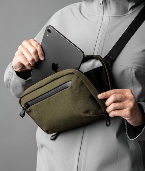 An intuitive tech case with smart organization for essential gear on the go or at your desk - making your space both aesthetically pleasing and functional. Designed to keep you clutter-free. Transforms into a sling to keep you hands-free on the go. Sling Bag Photoshoot, Sling Bag Men, Sling Bag For Men, Small Sling Bag, Laptop Bag Men, Tech Pouch, Smart Organization, Multicam Black, Tech Bag