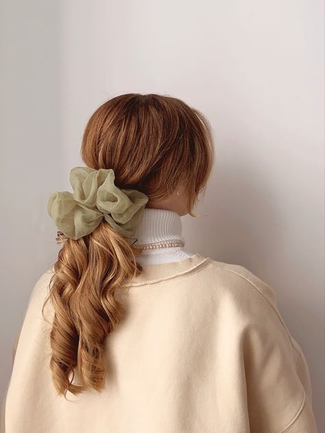 low ponytail with oversized scrunchie Wedding Short Hair, Era Victoria, Low Ponytail, Everyday Hairstyles, Hair Dos, Ponytail Hairstyles, Scarf Hairstyles, Hairstyle Ideas, Short Hairstyles