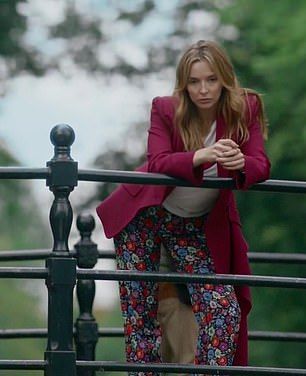 She's killing it again! TV's sexiest psycho assassin Villanelle returns with a wardrobe to die for  | Daily Mail Online Villanelle Outfits Season 4, She’s All That Movie Outfits, Vilanelle Outfits, Killing Eve Villanelle Outfit, Villanelle Fashion, Villanelle Outfits, Arizona Robbins, Killing Eve, Jodie Comer