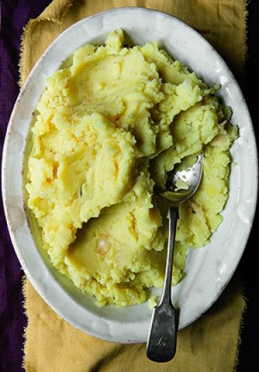 My mashed potatoes with NO dairy--roasted garlic and olive oil! So good Roasted Garlic Olive Oil, Flavored Mashed Potatoes, Celeriac Mash, Fakeaway Recipes, Olive Oil Recipes, Jamie Oliver Recipes, 5 Ingredient Recipes, Potato Vegetable, Garlic Olive Oil