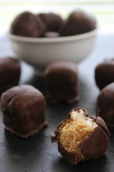 Try this super simple No Bake Chocolate Dipped Cheesecake Bites recipe. Cooking Without Fire Desserts, Chocolate Covered Cheesecake Bites, Dipped Cheesecake, Chocolate Dipped Cheesecake, Chocolate Covered Cheesecake, Cheesecake Bites Recipe, Dessert Items, Ladies Jewellery, Chocolate Bites