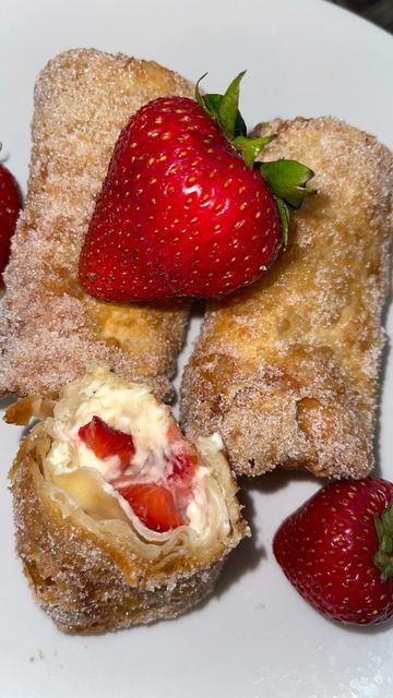 Strawberry Cheesecake No Bake, Cheesecake Egg Rolls, Lemon Greek Yogurt, Egg Roll Wraps, Egg Wrap, Egg Roll Recipes, Cream Cheese Eggs, Cheap Dinner Recipes, Strawberry Cream Cheese