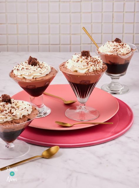 Espresso Martini Trifle - Pinch Of Nom Espresso Martini Trifle, Tiramisu Espresso Martini, Cappuccino Mousse Trifle, British Trifle Recipe, Easy Dinner Party Desserts, Chocolate Pudding Truffle Brownie Trifle, Banoffee Cheesecake, Cranberry Bites, Easiest Dinner