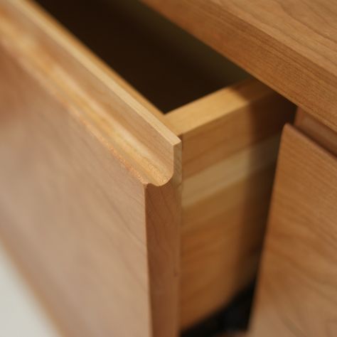 Finger pull drawer Scandinavian Kitchen Cabinets, Drawer Detail, Living Space Decor, Kitchen Door Handles, Veneer Panels, Joinery Details, Wood Joints, Finger Pull, Wood Joinery