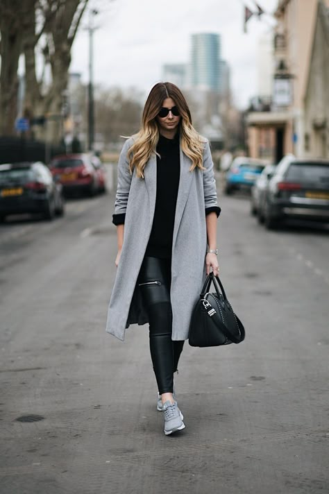 Grey Coat Outfit Winter, Grey Sneakers Outfit, Outfits In Winter, Outfits Winter Casual, Street Fashion Outfits, Style Leather Leggings, Grey Coat Outfit, Nike Thea, Trainers Outfit