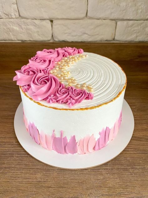 Simple Cake Designs Birthday Women, Simple Birthday Cakes For Women, Birthday Cake For Women Simple, Simple Birthday Cake Designs, Wedding Cake Designs Simple, Modern Birthday Cakes, Small Birthday Cakes, Chocolate Cake Designs, Christmas Holiday Cake