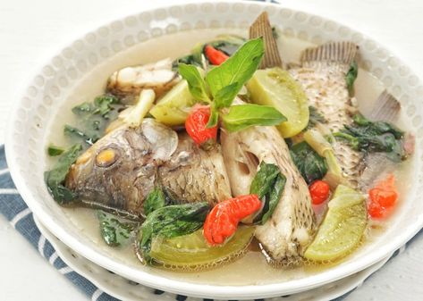 Sup ikan gurame juga tak kalah enak dengan sup ayam. Daging ikan yang lembut dengan kuah yang asam segar cocok dinikmati hangat. Gurih asam menyegarkan. Sup Ikan, Sup Ayam, Indonesian Recipes, Food Channel, Indonesian Food, Eid Mubarak, Aesthetic Food, Seafood, Yummy Food