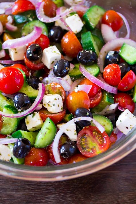 Greek Salad Best Greek Salad, Cooking Avocado, Salad Kale, Sommer Mad, Plats Healthy, Resep Salad, Greek Salad Recipes, Warm Salad, Resep Diet