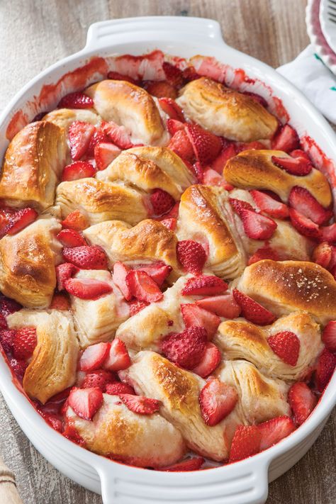 The combination of juicy strawberries and buttery biscuits makes this crave-worthy Strawberry Biscuit Casserole almost too good to be true. Biscuit Cobbler, Biscuit Casserole, Biscuits Casserole, Strawberry Breakfast, Breakfast Goodies, Biscuit Bake, Buttery Biscuits, Dinner Side Dishes, Sweet Breads