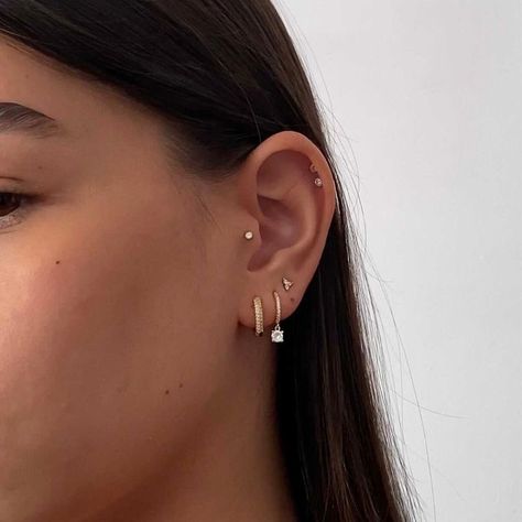 Dainty Piercings Ears, Ear Piercing Ideas Both Sides, Multiple Ear Piercings Minimalist, Ear Makeover, Dainty Ear Piercings, Ear Piercings Placement Chart, Curated Earrings, Piercing Placement, Bijoux Piercing Septum