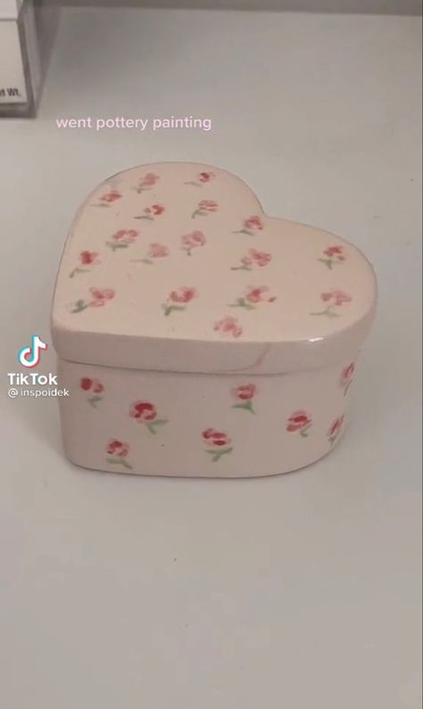 Aesthetic Box Painting, 3d Sculpture Ideas Clay, Pink Pottery Painting Ideas, Pottery Painting Ideas Coquette, Coquette Clay Ideas, Coquette Clay Art, Coquette Pottery Painting, Painted Box Ideas Aesthetic, Box Painting Ideas Aesthetic