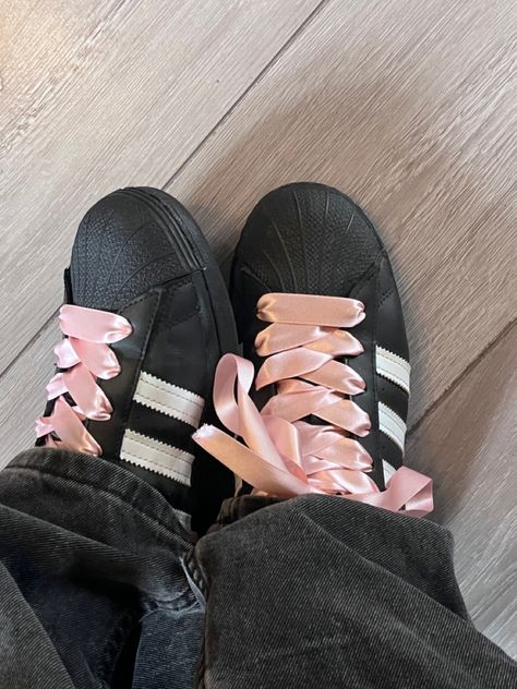 Black Superstars With Pink Ribbon, Superstar Adidas, Black And White Superstars, Adidas Superstar Pink, Adidas Superstar Outfit, Adidas Superstar Black, Superstar Outfit, Black Superstar, Concept Clothing