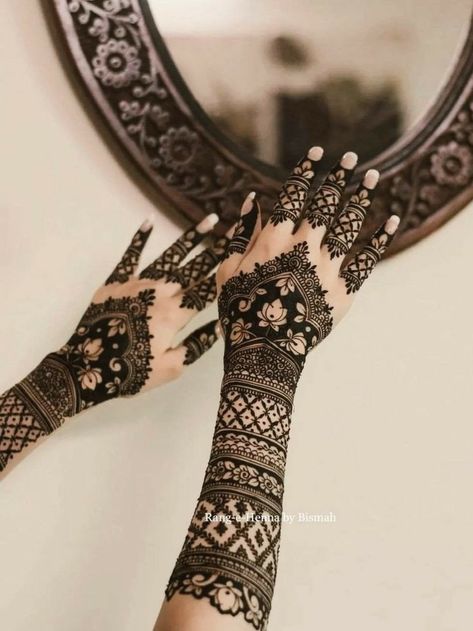 Bridal Back Mehandi Designs, Bridal Mehndi New Designs, Minimal Bridal Mehndi Designs, New Mehndi Designs For Bride, Elegant Bridal Mehndi Designs, Unique Bridal Henna Designs, Modern Bridal Henna Designs, Mehindi Bridal Designs Arabic, Modern Bridal Mehendi Designs