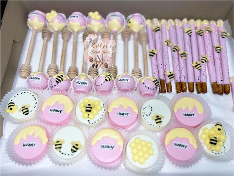 Winnie The Pooh Treats Party Ideas, Dessert Baby Shower Ideas, Winnie The Pooh Treat Table, Winnie The Pooh Baby Shower Treats, Winnie The Pooh Desserts, Pink Winnie The Pooh Baby Shower Ideas, Pooh Bebe, Sweet Baby Shower Ideas, Baby Shower Decorations Neutral