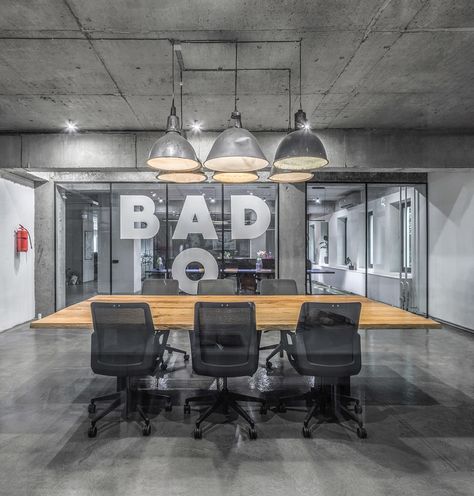 Meeting room Office Meeting Room Interior, Meeting Room Design Office, Concrete Office, Meeting Room Design, Agency Office, Meeting Ideas, Industrial Office Design, Modern Office Interiors, Office Meeting Room