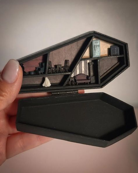 Dnd Trinkets, Spooky Diorama, Mini Haunted House, Casita Ideas, Spooky Crafts, Wooden Coffin, Handmade Halloween Decorations, Dnd Terrain, Diy Miniatures