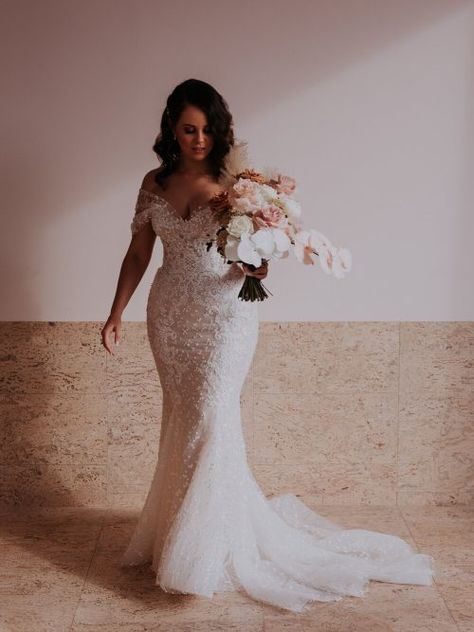 Florido_Elise_Dillon_-150 Wedding Gown With Train, Curvy Wedding Dress, Simple Elegant Wedding Dress, Curvy Wedding, Mexican Wedding Dress, Lace Wedding Gown, Boho Bridal Gowns, Plus Size Wedding Gowns, Stylish Wedding Dresses