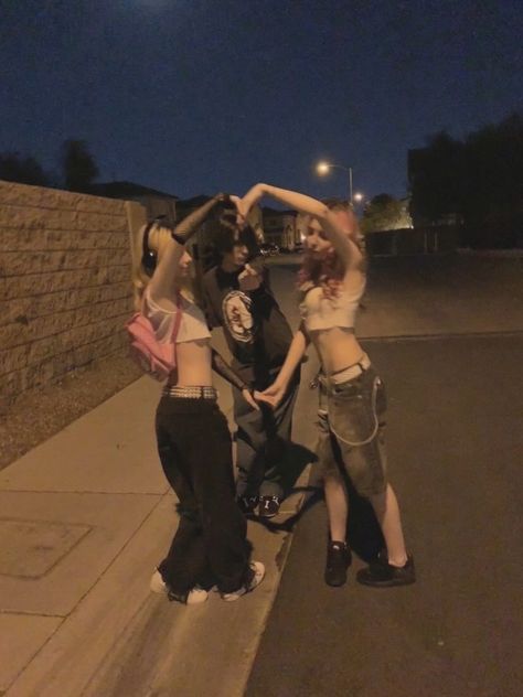 Teenage Dirtbag Poses, Friend Photo Ideas Group, Group Of 3 Friends Aesthetic, Teenage Friends Aesthetic, Urban Boho Outfits, Teenage Dirtbag Aesthetic Grunge, Friendgroup Of 4, Teenage Dirtbag Aesthetic Outfits, Grunge Besties