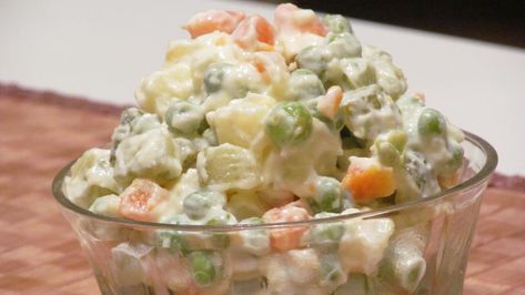 According to About.com, approximately 4 to 4.5 gallons of potato salad are needed to feed 100 people. This assumes a serving size of about 5 ounces per per Potato Salad For A Crowd, Russian Salad Recipe, Russian Potato Salad, Russian Salad, Macedonian Food, Potato Salad With Egg, Tomato Cucumber Salad, Salads For A Crowd, Cream Salad