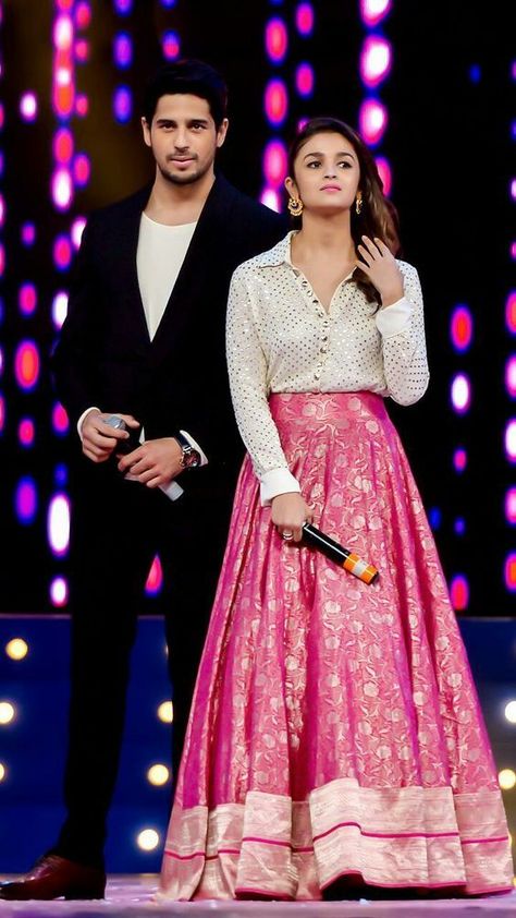 Siddharth Malhotra And Alia Bhatt, Alia Bhatt Indo Western Outfit, Lehnga Shirt Style, Designer Blouse With Skirt, Alia Bhatt In Lehenga, Alia Bhatt Traditional Outfits, Western Lehenga Style, Shirt And Lehenga Outfit, Alia Bhatt Indian Wear