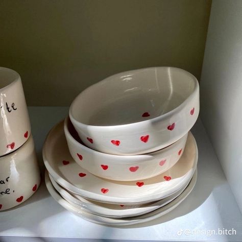 Cute Bowls Aesthetic, Cool Ceramic Bowls, Preppy Ceramics, Cute Kitchen Plates, Cool Bowls Ceramics, Kitchen Bowl Decor, Etsy Cute Stuff, Ceramic Heart Bowl, Ceramic Heart Mug