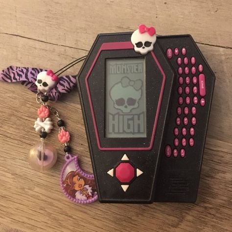 Emo Flip Phone, Monster High Pp, Monster High Merch, Monster High Diary, Hello Kitty High, Dolls Monster High, Monster High Draculaura, High Characters, Arte Monster High