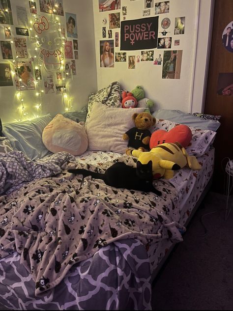 black cat fall aesthetic snoopy bedroom Snoopy Bedroom, Snoopy Room, Snoopy Room Aesthetic, Cat Dorm Room Ideas, Cat In Dorm Room, Snoopy Plushie Aesthetic, Snoopy Plush Aesthetic, Cat Bedroom, Bedroom Redesign