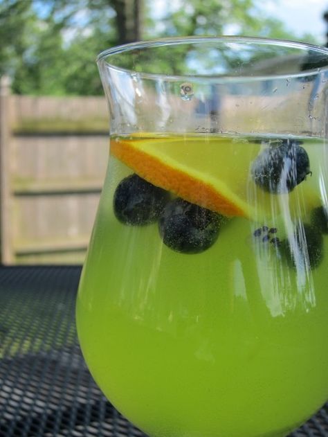 Green Drink Recipes for St. Patrick's Day and Spring! - The Weary Chef Green Sangria Recipe, St Patty Drinks, St Patty's Day Drinks, Green Sangria, Swamp Juice, Hello Shots, Sangria Drink, Green Drink Recipes, Pitcher Drinks