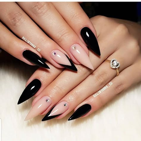 Witchy Goth Nails, Winter Pointy Nails, Black Engagement Nails, Pointy Nail Designs Stilettos, Black Nail Designs Stiletto, Pointy Nail Ideas, Goth Nails Stiletto, Nail Art Stilleto, Dark Elegant Nails