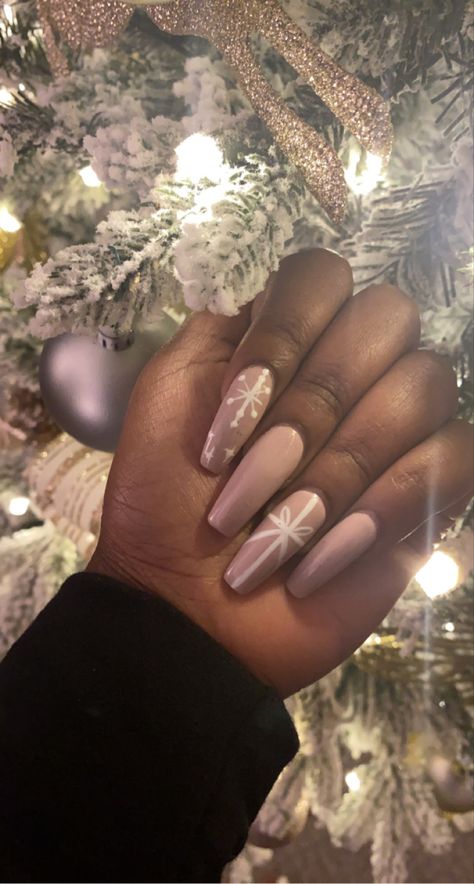 Nude amd white bow Christmas Nails Acrylic Neutral, Christmas Nude Nail Designs, November To December Nails, Cream Winter Nails, Cute Simple Dip Nails, Simple Holiday Nails Square, Nude Christmas Nails Acrylic, Beige Christmas Nails, Nude Xmas Nails