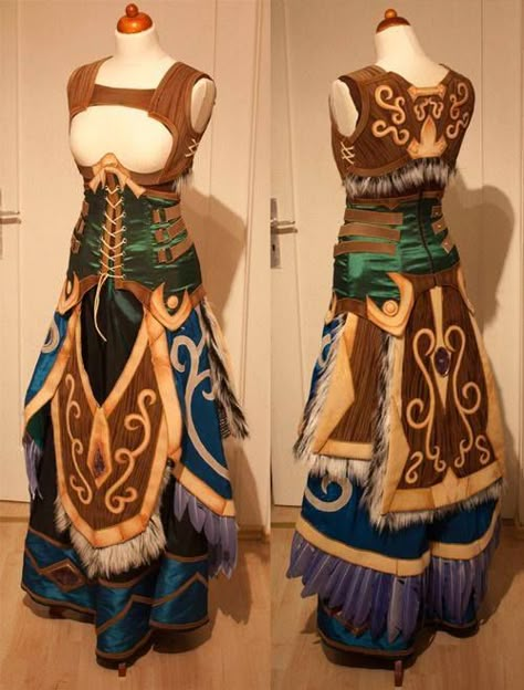 I don't know where this is from, but I'm absolutely in love with it! Rok Midi, Larp Costume, Fantasy Costumes, Fantasy Dress, Fantasy Clothing, Fantasy Fashion, Cool Costumes, Character Outfits, Larp