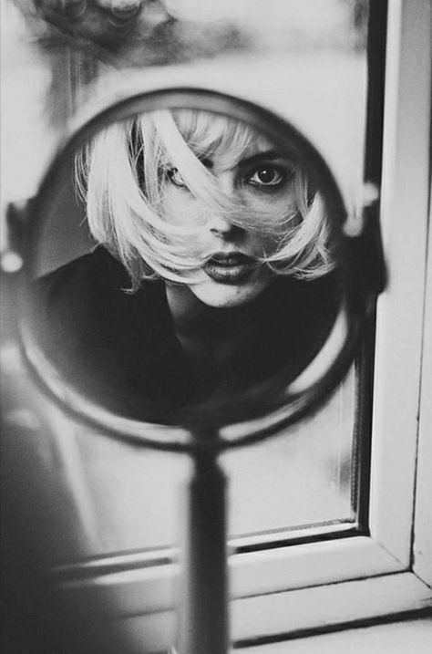 40 Brilliant Self Portrait Photography Ideas And Tips Self Portrait Photography, Foto Tips, Photography Basics, Business Portrait, Jolie Photo, Creative Portraits, Photography Projects, Portrait Inspiration, A Mirror