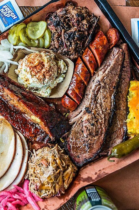 American Restaurant Food, American Barbecue Party, American Bbq Food, American Bbq Party, Bbq Plating, Brisket In Air Fryer, Barbecue Photography, Brisket Ideas, Reheat Brisket