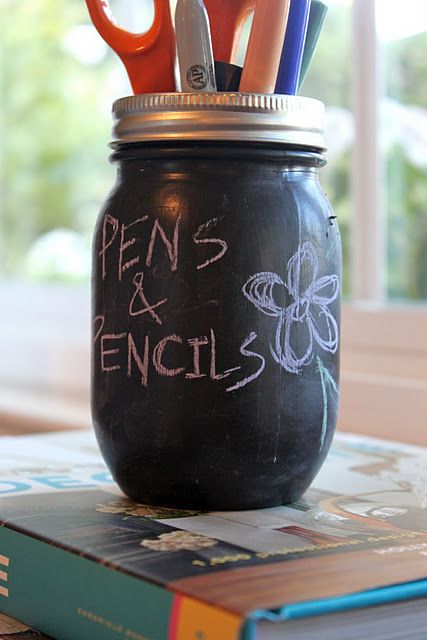 Painted Mason Jars Diy, Mason Jar Diy Projects, Chalkboard Mason Jars, Desk Organization Diy, Mason Jar Projects, Women Activities, Notice Boards, Romantic Ideas, Romantic Surprise