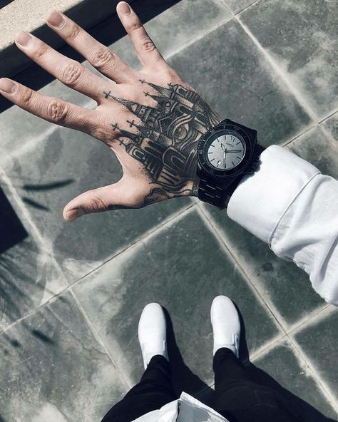 20 tatuajes en las manos para hombres que no siguen estereotipos 10 Tattoo Main, Herren Hand Tattoos, Tato Maori, Le Tattoo, Hand Tats, Small Hand Tattoos, Hand Tattoos For Guys, Band Tattoo, Hand Tattoo