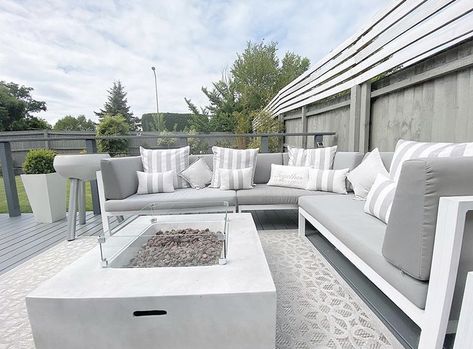 White Outdoor Furniture Modern, Hamptons Deck, Pool Cabana Ideas, Cabana Ideas, White Outdoor Furniture, Backyard Table, Terrace Furniture, Grey Patio, Hampton Style