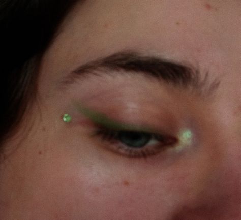 Green eye makeup diamonds idea for makeup Makeup With Gemstones, Gemstone Makeup Eye, Gemstone Eye Makeup, Gemstones Makeup, Gemstone Makeup, Green Eye Look, Mint Makeup, Gem Makeup, Eye Gems