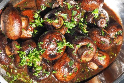 Steakhouse Mushrooms, Burgundy Mushrooms, Dinners Ideas, Mushroom Sauce Recipe, Healthy Plant Based Recipes, Button Mushrooms, How To Cook Mushrooms, Potatoes Au Gratin, Holiday Dinners