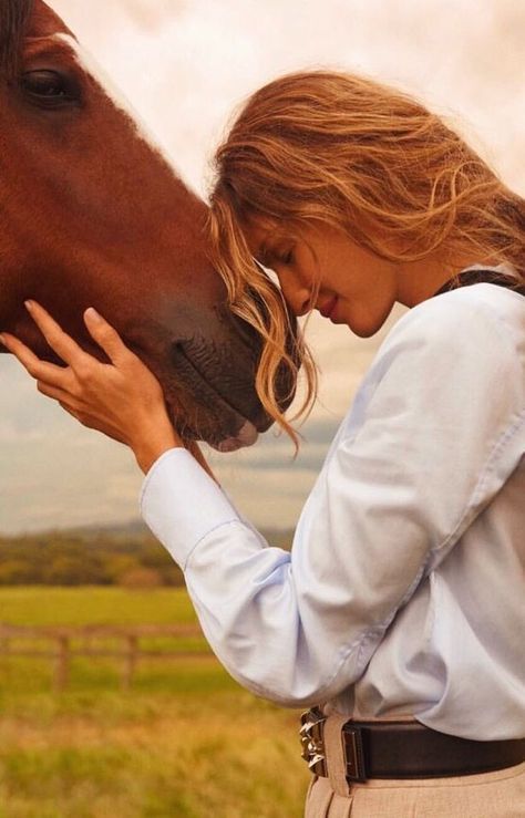 Gisele Bundchen for Vogue Brazil Women And Horses, Equestrian Photoshoot, Horse Photoshoot Ideas, Equine Photography Poses, Horse Photography Poses, Foto Cowgirl, Pictures With Horses, Vogue Brazil, Doutzen Kroes