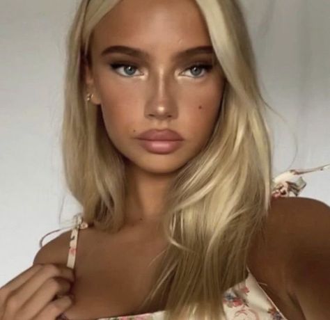 Honey Vanilla Blonde Hair, Soft Glam Makeup Blue Eyes, Emma Ellingsen, Bronzed Makeup, Bombshell Makeup, Blonde Hair And Blue Eyes, Estilo Madison Beer, Angel Makeup, Beauty Marks