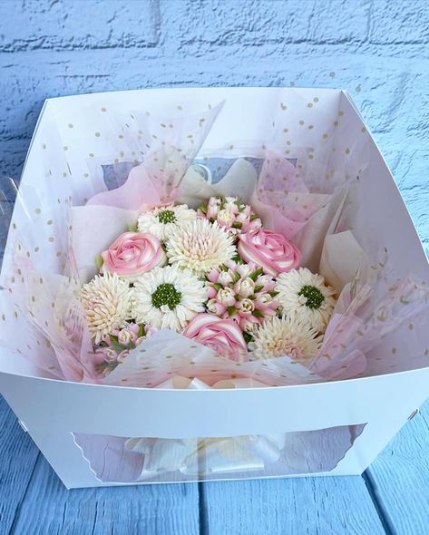 Bouquet Cake Ideas, Cupcake Bouquet Box, Cupcake Basket, Cupcake Floral, Cupcake Bouquet Tutorial, Cake Presentation, Cupcake Flower Bouquets, Cupcake Flowers, Cupcake Boutique