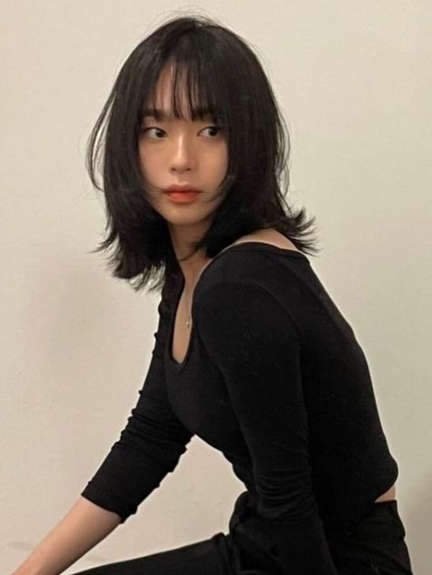 Korean shoulder length hair Medium Length Haircut With Bangs Korean, Black Short Hair Bangs, Face Frame With Bangs, Long Bob Wispy Bangs, Shoulder Length Korean Haircut, Long Bob Hairstyles Asian, Hush Cut Shoulder Length, Bangs Straight Hair Short, Face Framing Layers Shoulder Length Hair