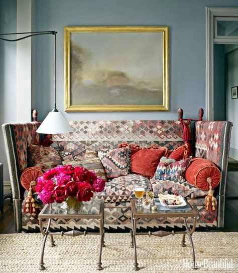 Eye For Design: Decorating With The Knole Sofa Artsy Cottage, Guatemalan Decor, London Clay, Knole Sofa, Kilim Sofa, Blue Interiors, Global Textiles, Manhattan Apartment, Gray Trim