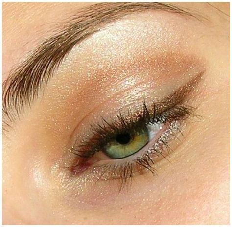 Makeup Finishing Spray, Sparkle Eyeshadow, Natural Eye Makeup Tutorial, Green Eyeliner, Yellow Makeup, Purple Eye Makeup, Wedding Makeup Tips, Blurry Vision, Simple Eye